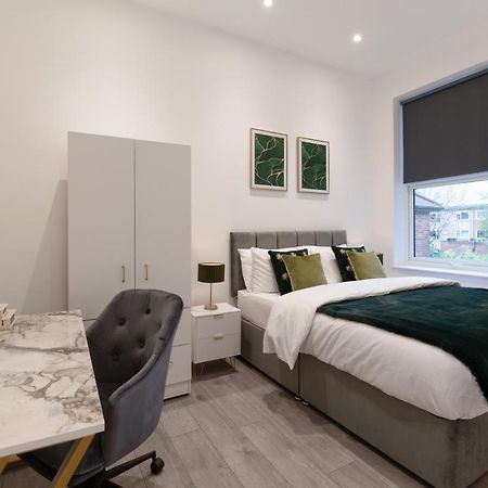 Fantastic New, London Apartment 3 Bed 1 Bath & Parking Whetstone Exterior photo
