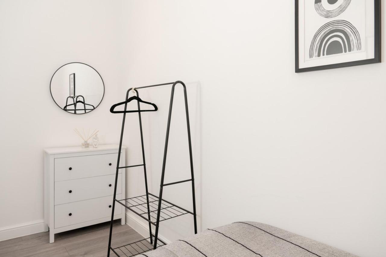 Fantastic New, London Apartment 3 Bed 1 Bath & Parking Whetstone Exterior photo