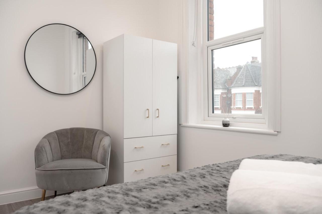 Fantastic New, London Apartment 3 Bed 1 Bath & Parking Whetstone Exterior photo