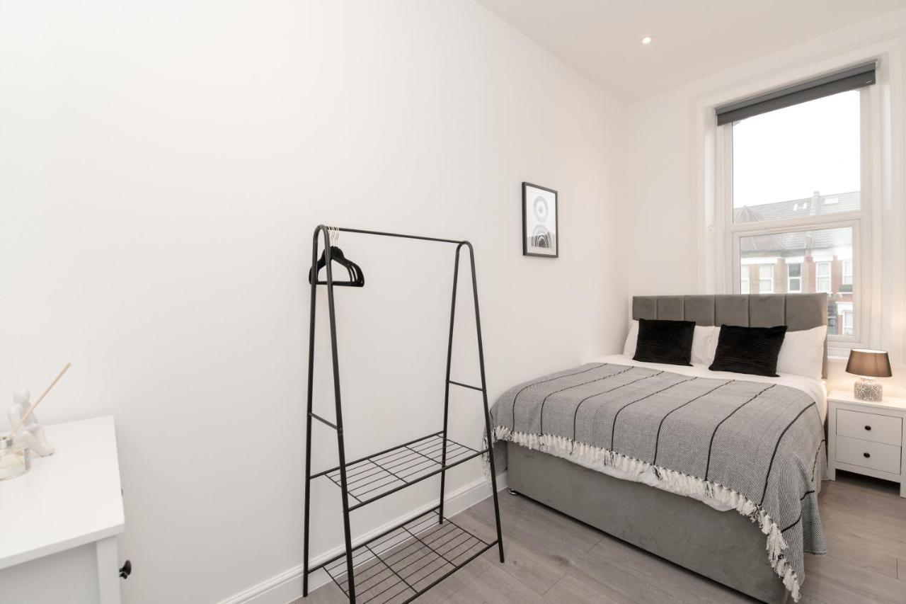 Fantastic New, London Apartment 3 Bed 1 Bath & Parking Whetstone Exterior photo