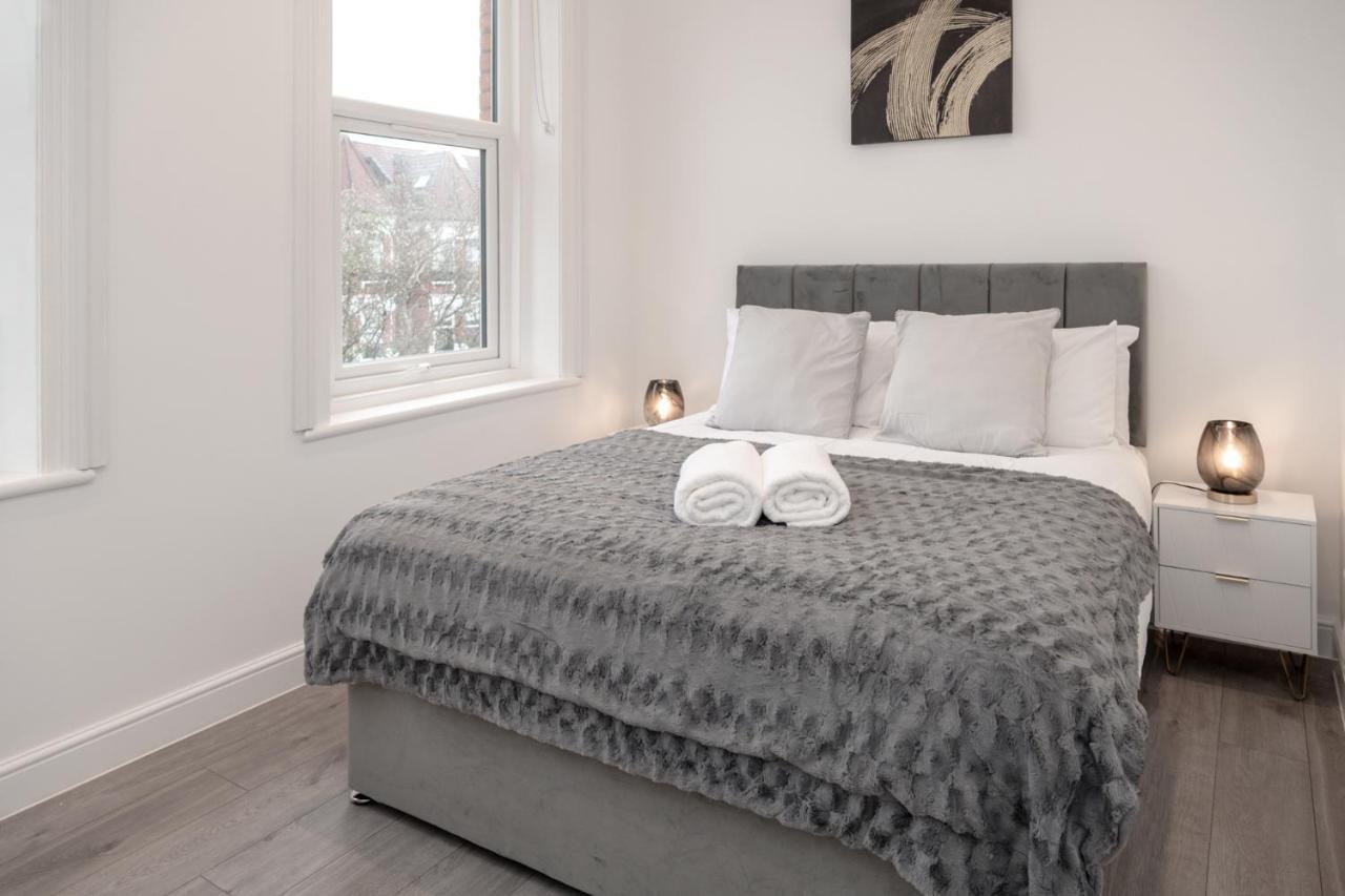 Fantastic New, London Apartment 3 Bed 1 Bath & Parking Whetstone Exterior photo