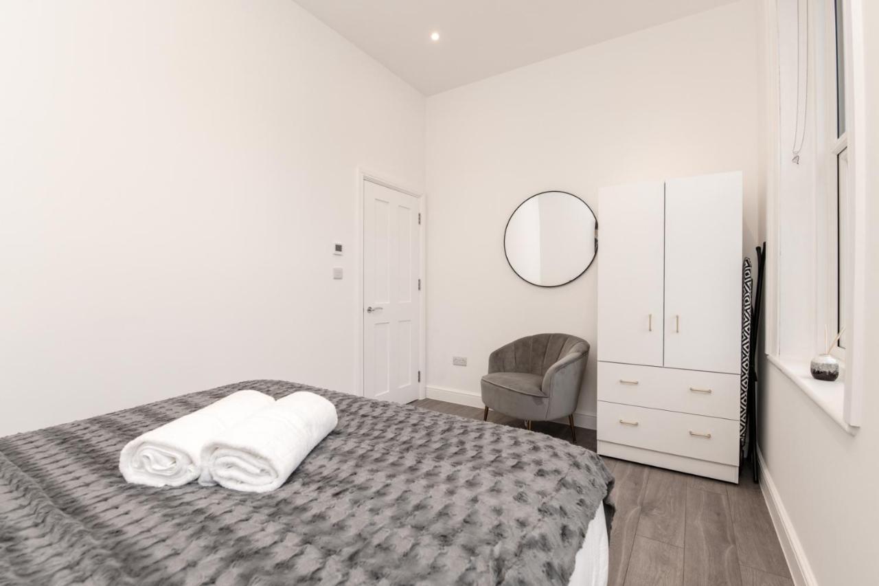 Fantastic New, London Apartment 3 Bed 1 Bath & Parking Whetstone Exterior photo