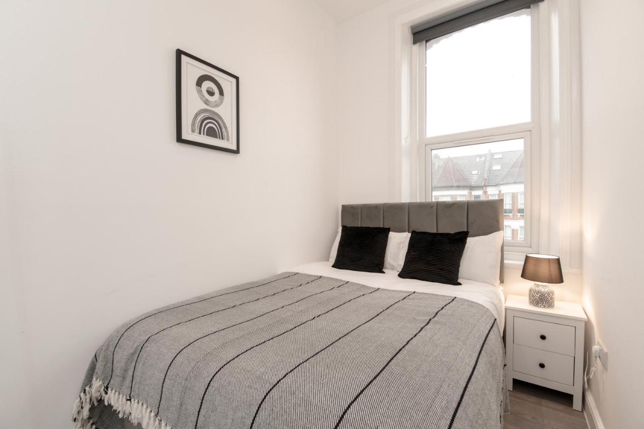 Fantastic New, London Apartment 3 Bed 1 Bath & Parking Whetstone Exterior photo